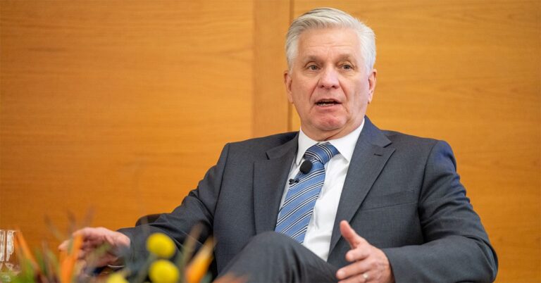 Fed's Christopher Waller makes his final play for Fed chair.