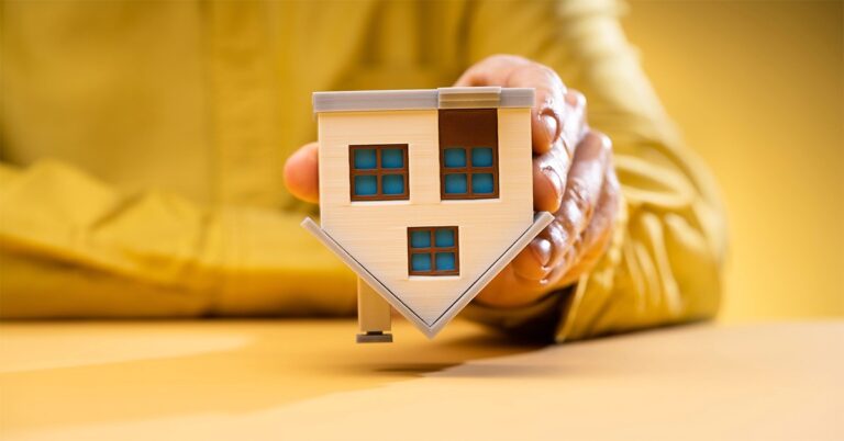 U.S. home flipping profits plunge to lowest level since 2008.