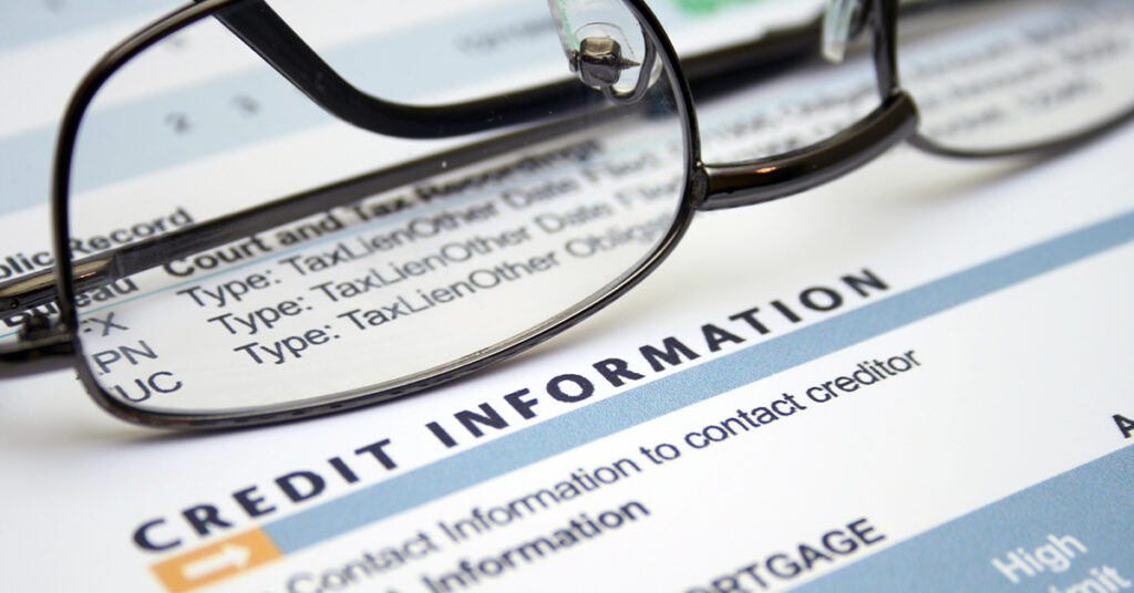 The Mortgage Bankers Association argues a single credit report could save borrowers money , but critics warn that hiding credit blemishes could ultimately shift future default risks onto taxpayers.