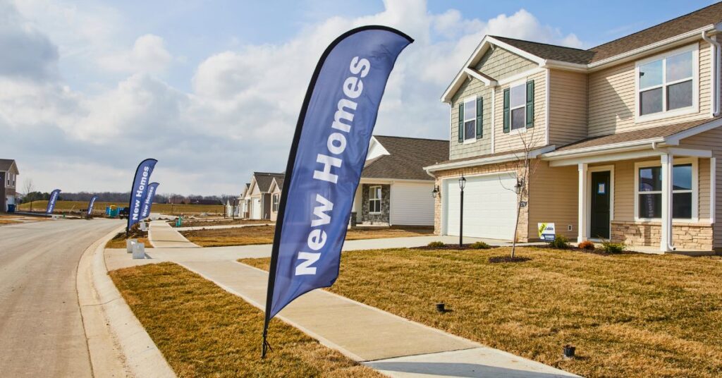 Surging rates, economic uncertainty drag down new-home sales in April.