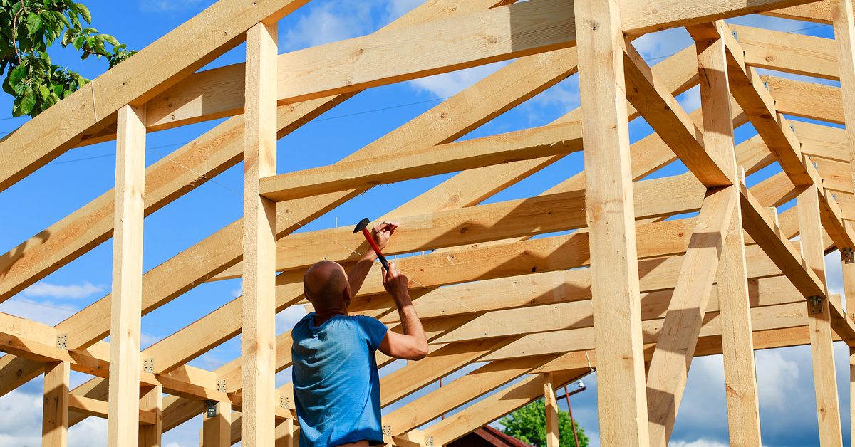 CONSTRUCTION Man building a roof