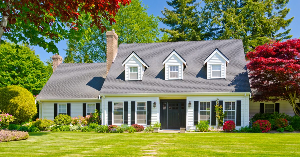HOUSE Nice white house with landscaped lawn