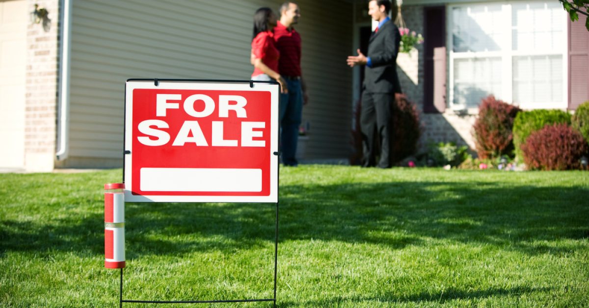 Real,Estate:,For,Sale,Sign,With,Agent,And,Home,Buyer