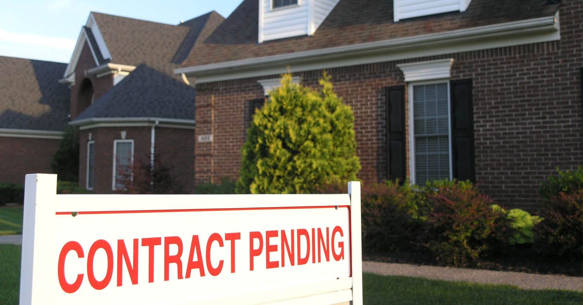 SIGN Contract Pending outside house