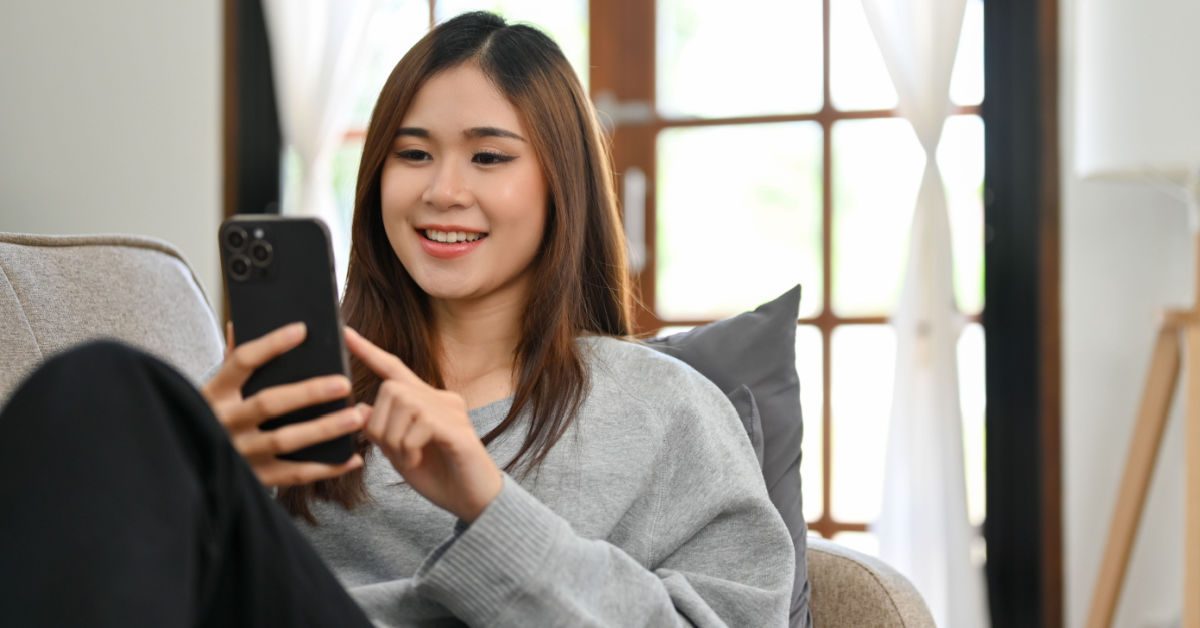 PEOPLE Young woman scrolling through smartphone