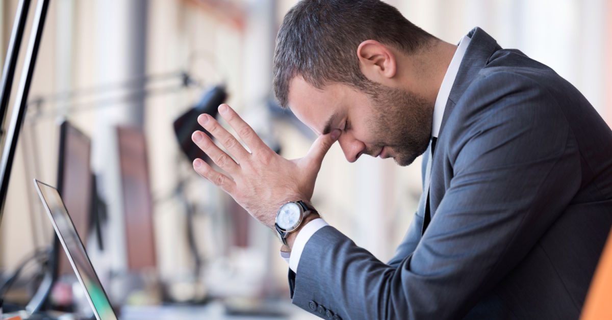 PEOPLE Frustrated young business man at laptop