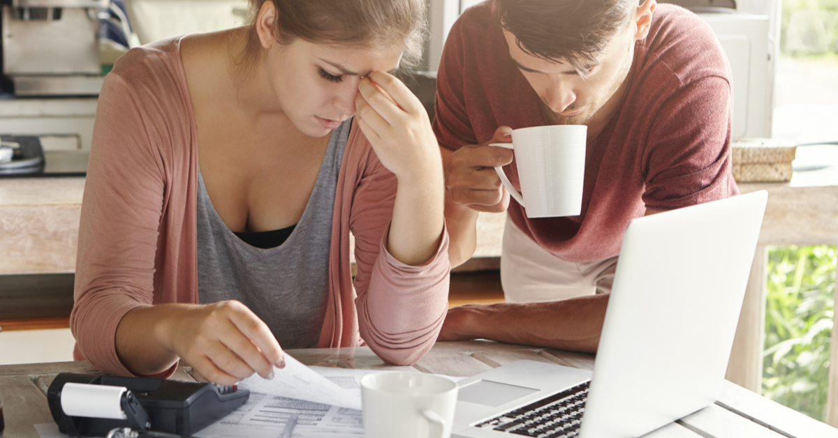PEOPLE Frustrated young couple at laptop