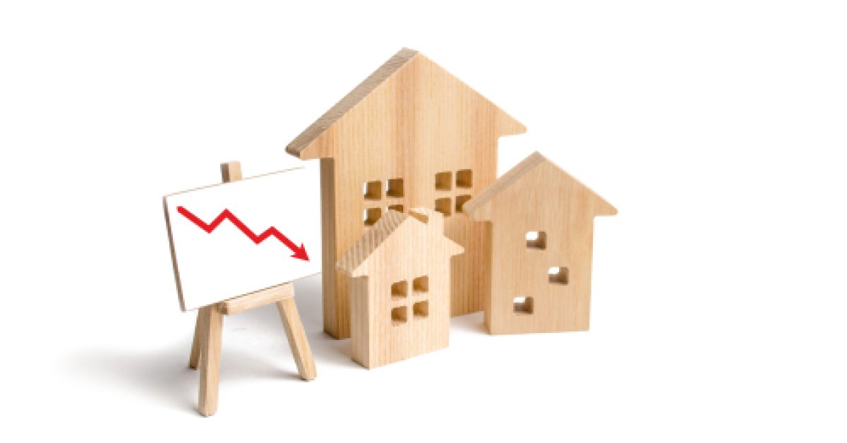 Figures,Wooden,Houses,And,Red,Arrow,Down.,The,Concept,Of