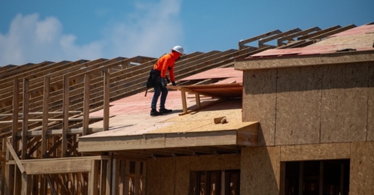 Roofing,Construction.,Roofer,Roofing,On,Roof,Structure.,Roofing,Wooden,House